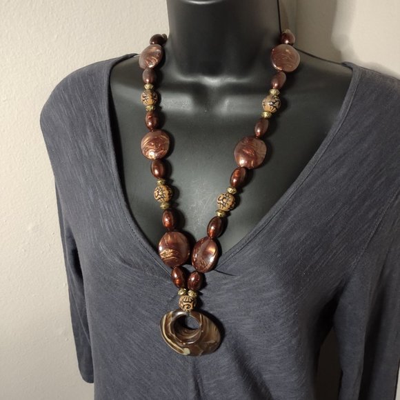 Large Plastic Bead And Pendant Necklace - Picture 1 of 11